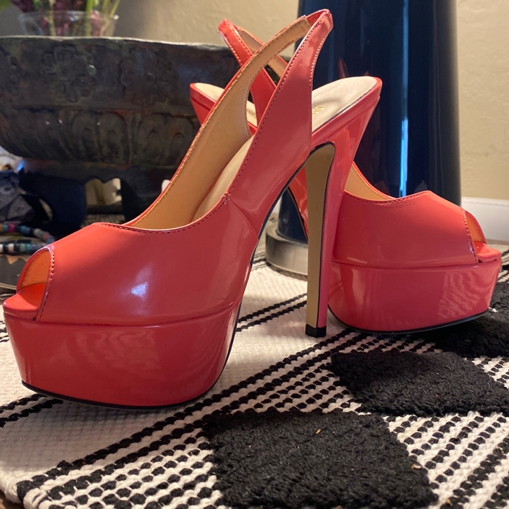Lovely salmon pink sling back 5” heel with 2” platform. Super easy to walk in!